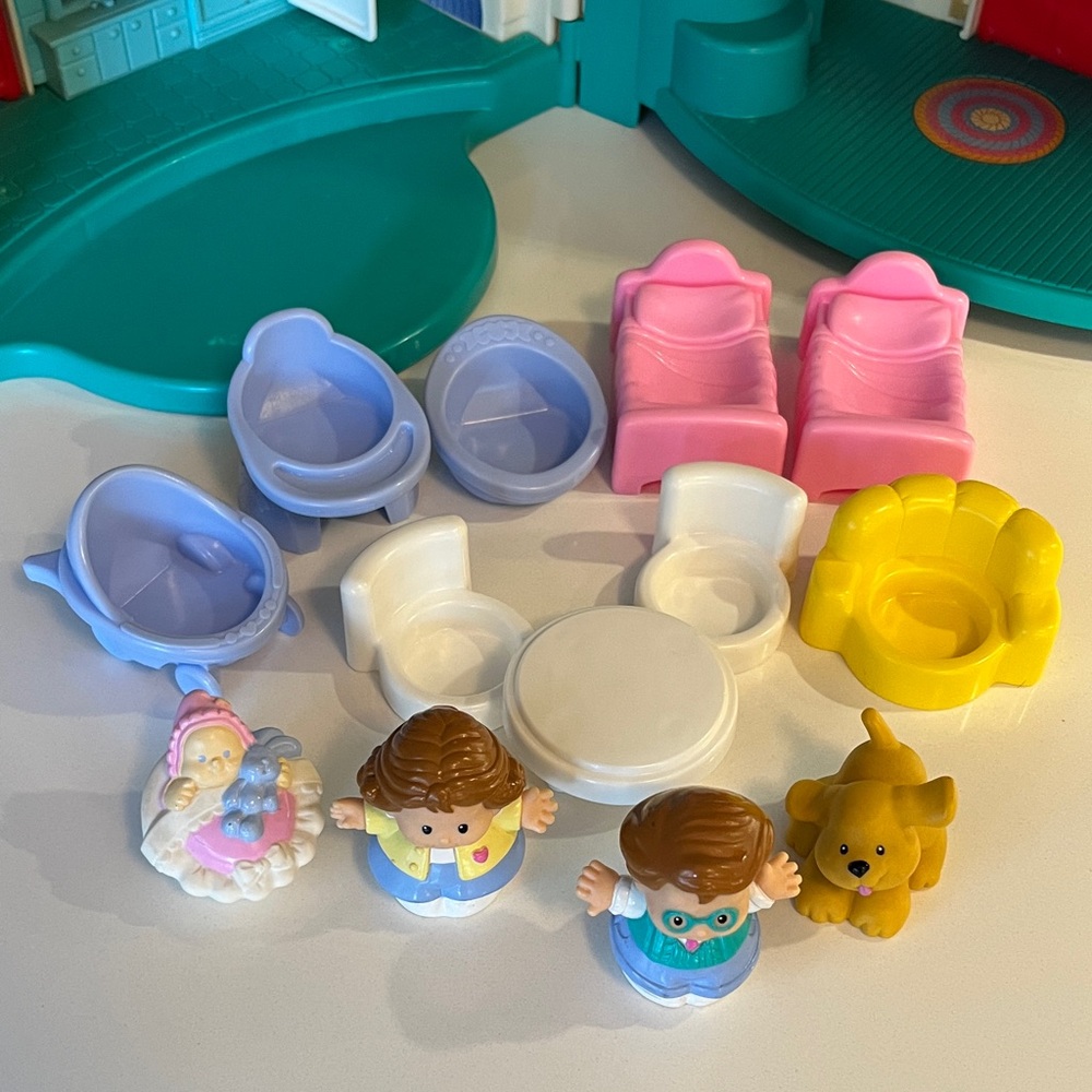 Fisher-Price LIttle People Dollhouse with people and accessories, 1996-97 model - Picture 2 of 15